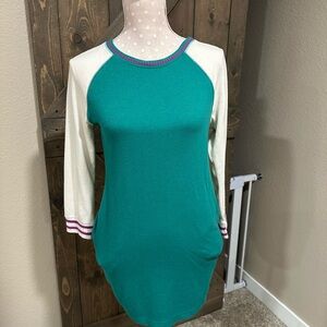 Old Navy Green and Cream Long Sleeve Tee